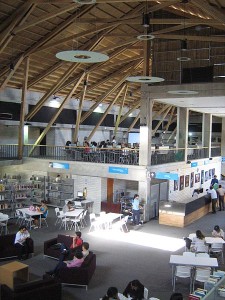 Vista interior del Parque Biblioteca Belén en la ciudad de Medellín, Colombia. [This file is licensed under the Creative Commons Attribution-Share Alike 2.5 Generic license.	 Attribution: I, SajoR]