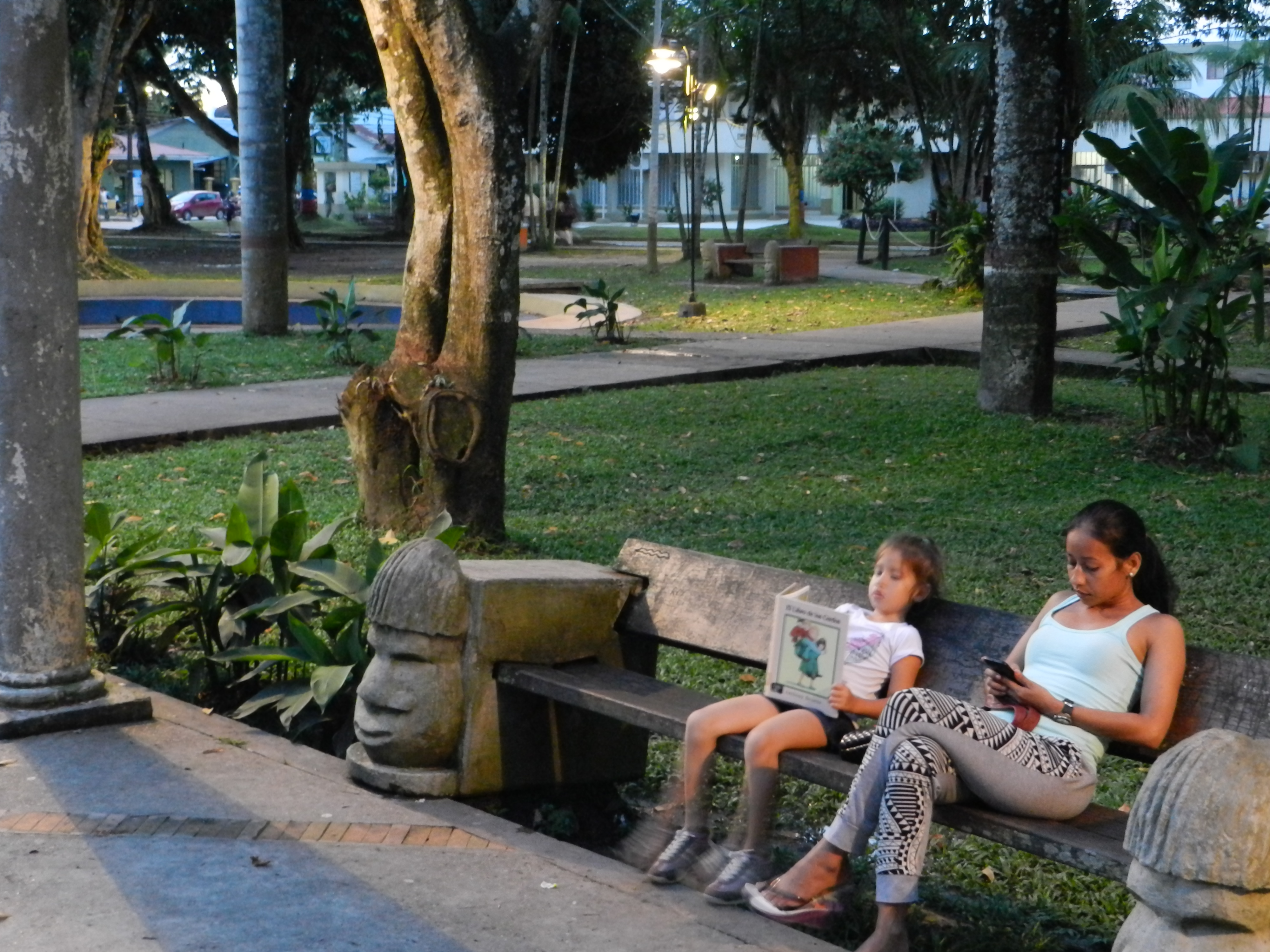 Madre e hija comparten la lectura en el Parque Santander de la ciudad de Leticia, Amazonas, Colombia.